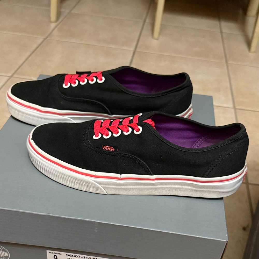 Vans Black and Red Unisex Sneakers size 8 woman or men 6.5 - Picture 6 of 10